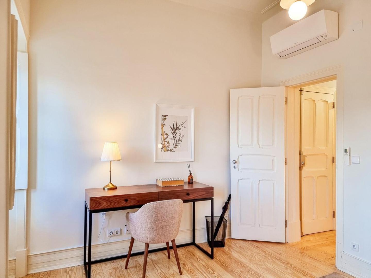 W. Lots Of In A Beautiful Terrace Apartment