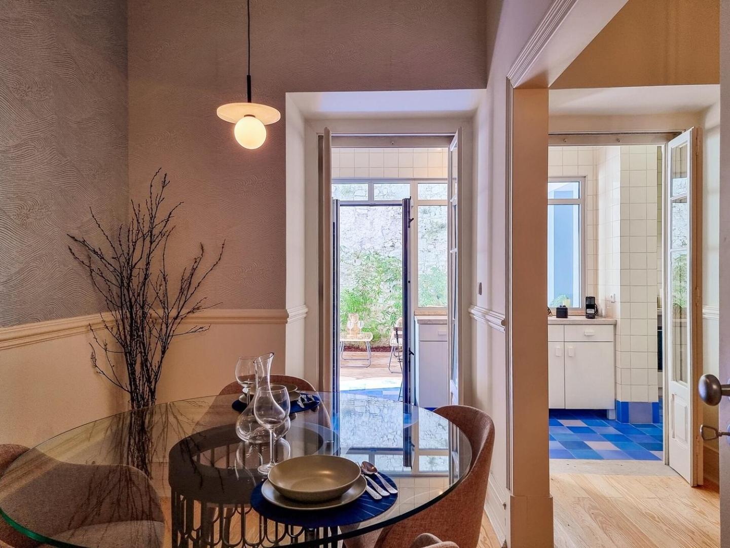W. Lots Of In A Beautiful Terrace Apartment