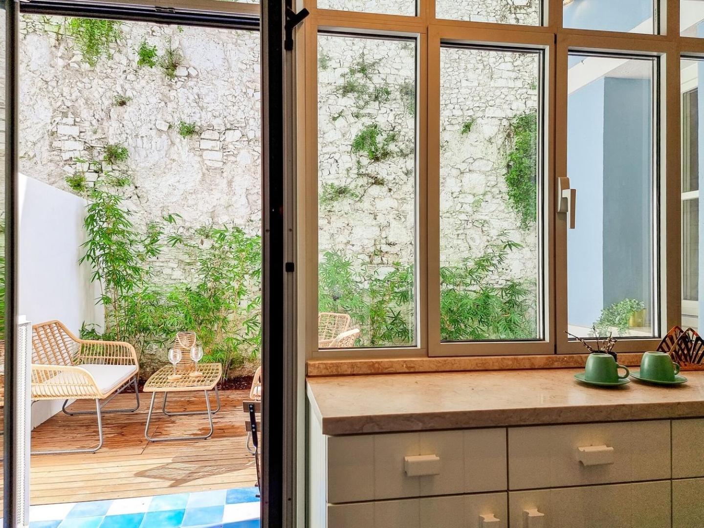 W. Lots Of In A Beautiful Terrace Apartment